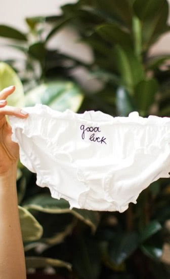 Broderie textile sur culotte fait par une couturière