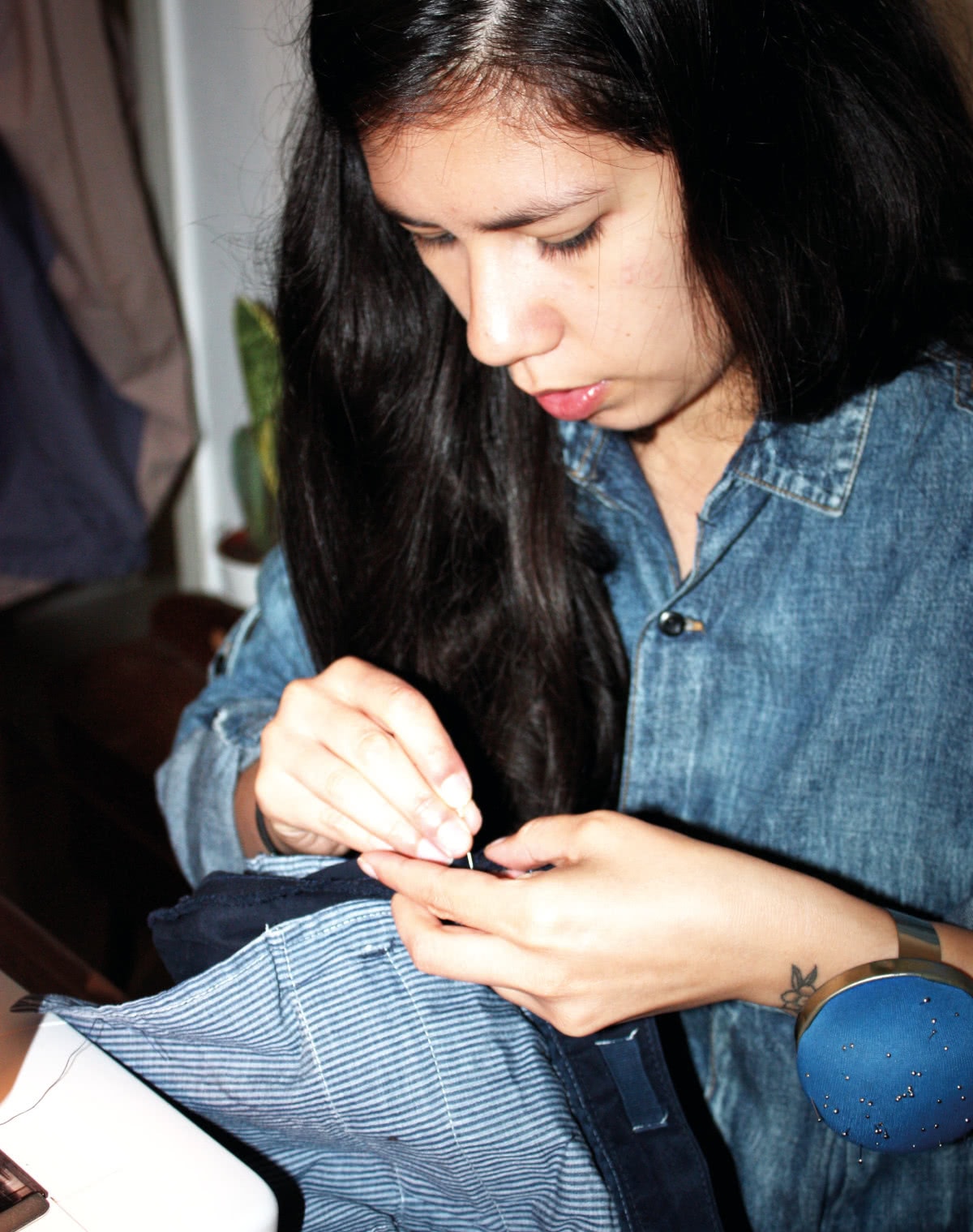 Ondine reprends un ourlet de rideau