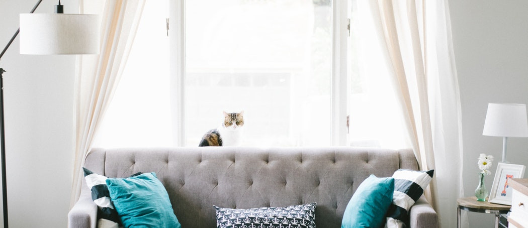 Une chemise blanche avec un ruban de mesure posé dessus.