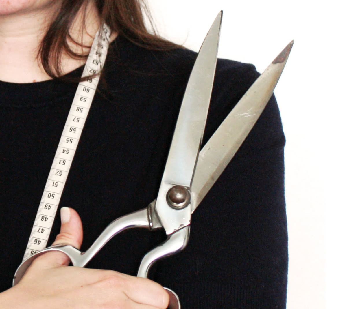 Virginie en train de coudre